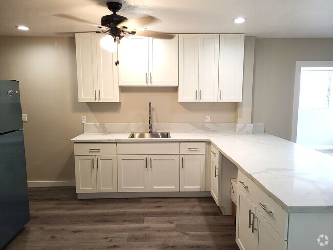 Building Photo - 5 Bedroom / 2 Bath House in Ewa Beach