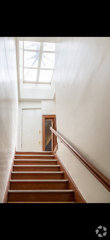 Building Photo - 153 E 37th St Rental