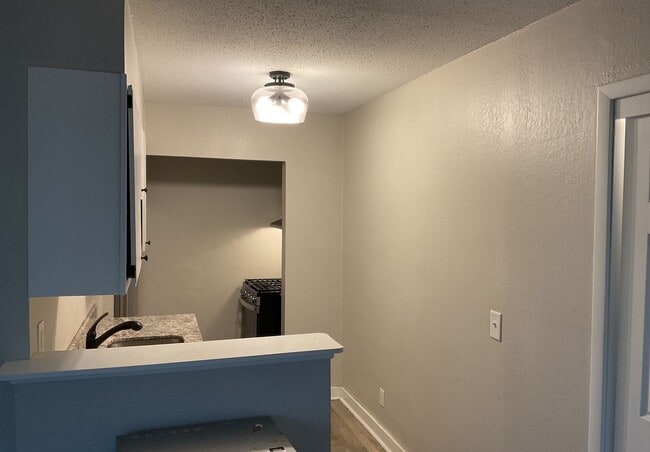 Photo - 1 Bedroom Unit with Garage Space - AVAILABLE NOW! Unidad 1