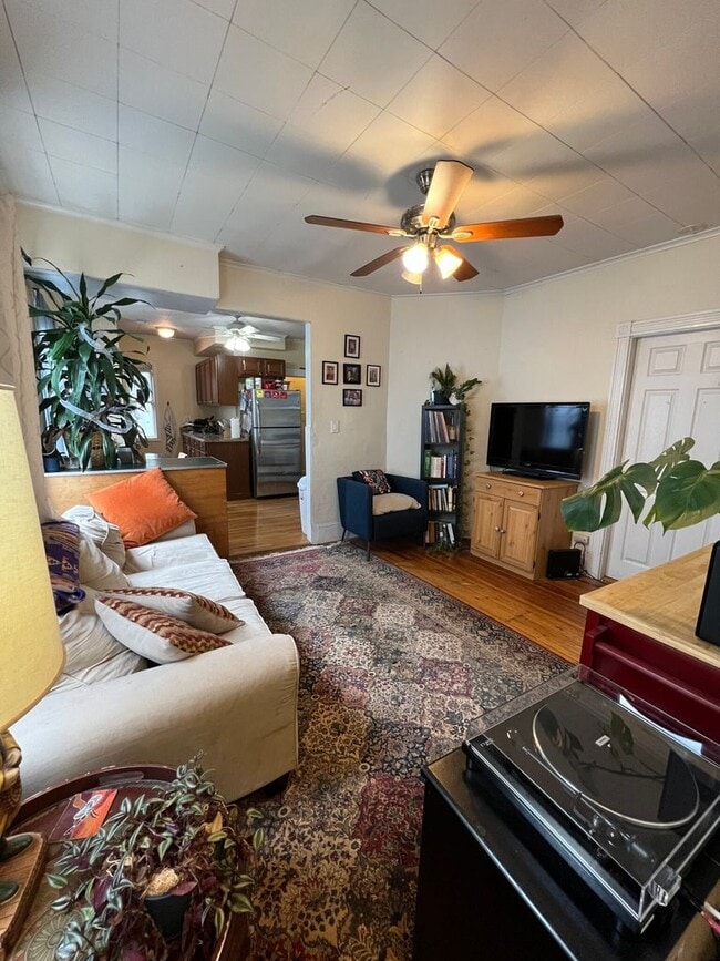 Building Photo - Beautiful 3 bed. in Somerville....