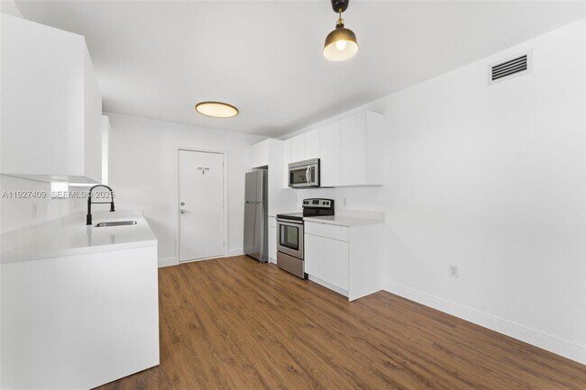 Photo - 559 NE 68th St Unidad 557