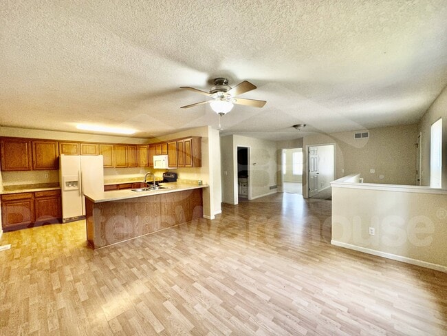 Photo - 300 W North St