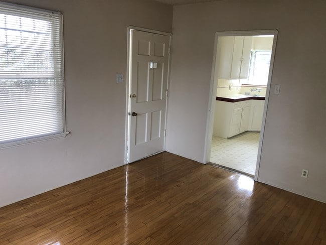 Building Photo - 914 E 68th St Unit A