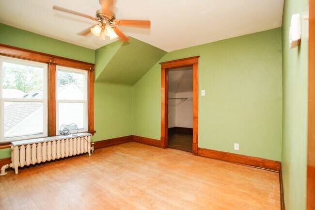 Photo - 305 S Broadway St