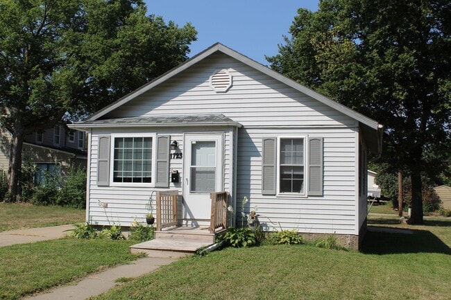Building Photo - Sunny Home Awaits You Unit 1723 S 9th Ave