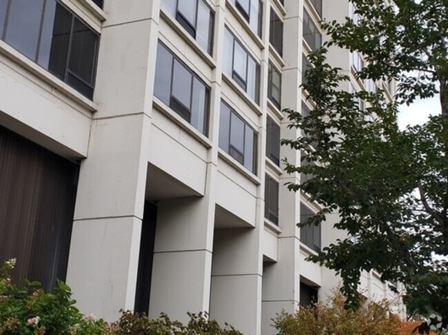 Building Photo - 2800 N Lake Shore Dr Rental