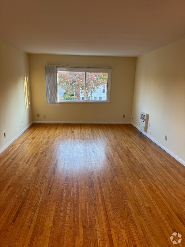 Building Photo - 1585 W Highland Pkwy Rental