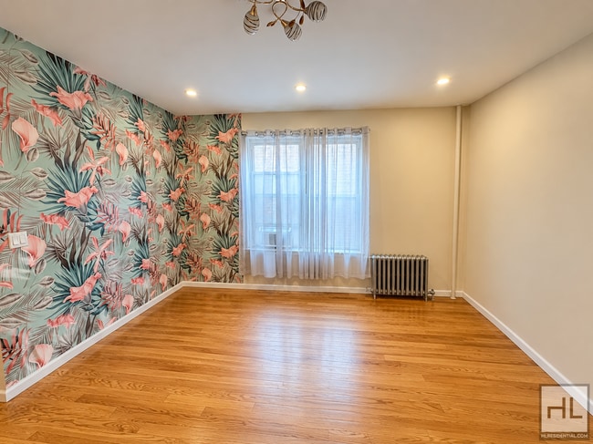 Photo - 43 AVENUE Unit #2