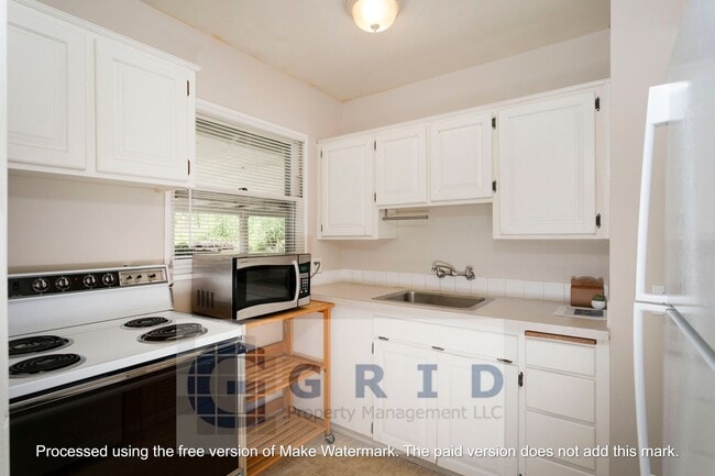 Building Photo - Charming 2 Bedroom Bungalow Available in NE Portland!