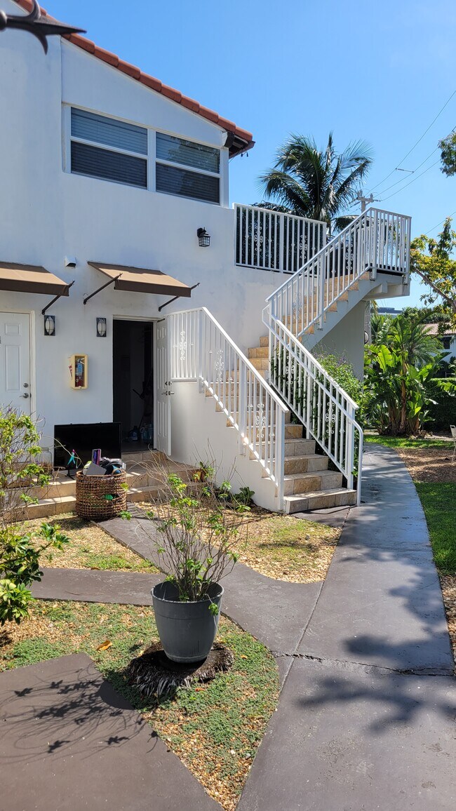 EXTERIOR 1 - 2800 Pine Tree Dr Unidad 1