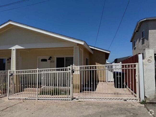 Building Photo - 3 Bedroom 1 bath Unit - Rental