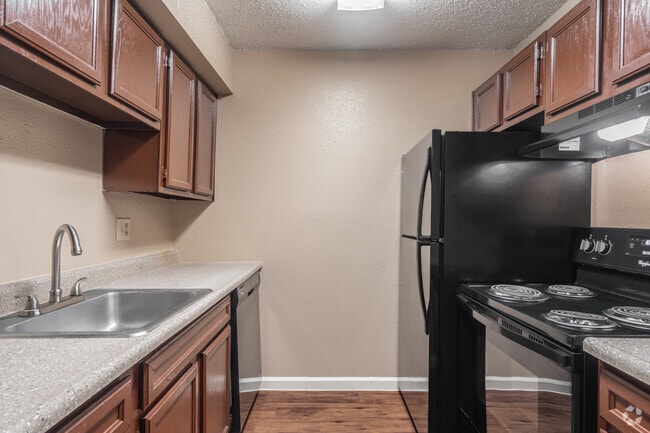 2BR, 2BA - 950SF