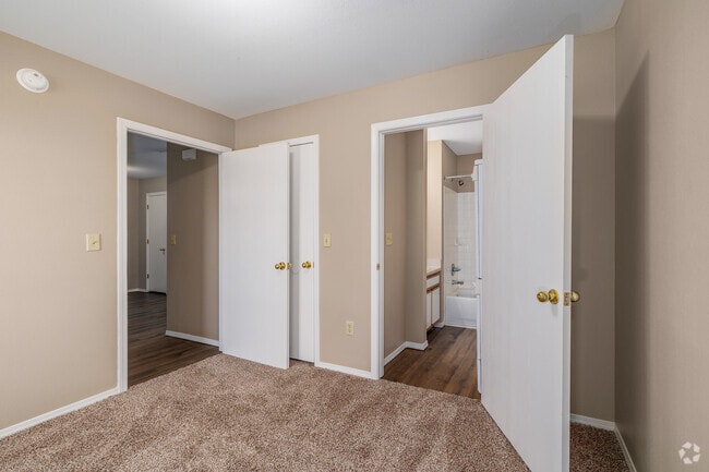 2BR, 2BA - 925SF - Primary Bedroom