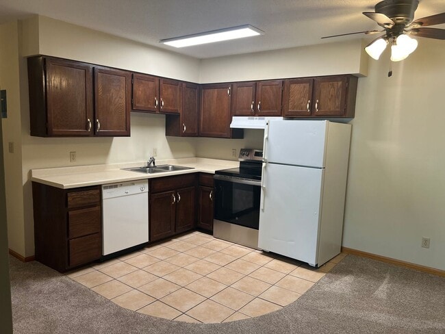 Building Photo - Tudor 3205 Unit 5