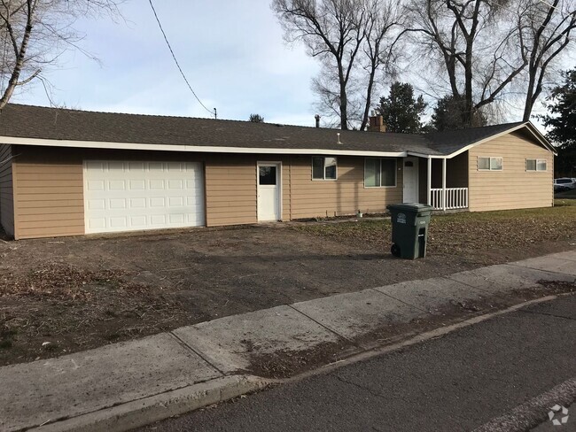 Building Photo - Home on B Street *Near Sahalee Park*