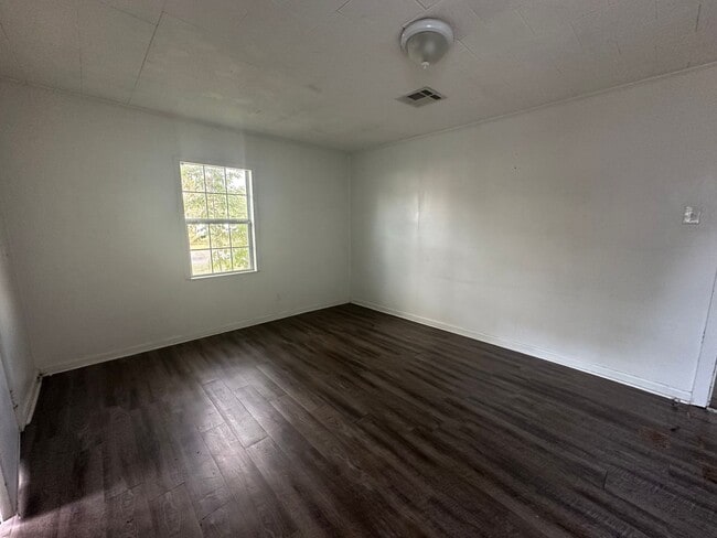 Photo - 2 bedroom, 1 bathroom home available in La...