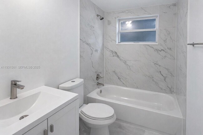 Photo - 638 NE 166th St Unidad 1