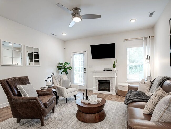 Building Photo - 2426 24th Ave N