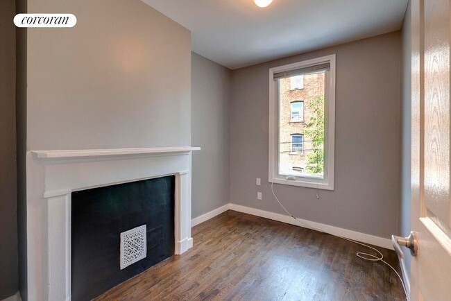 Photo - 475 Van Buren St