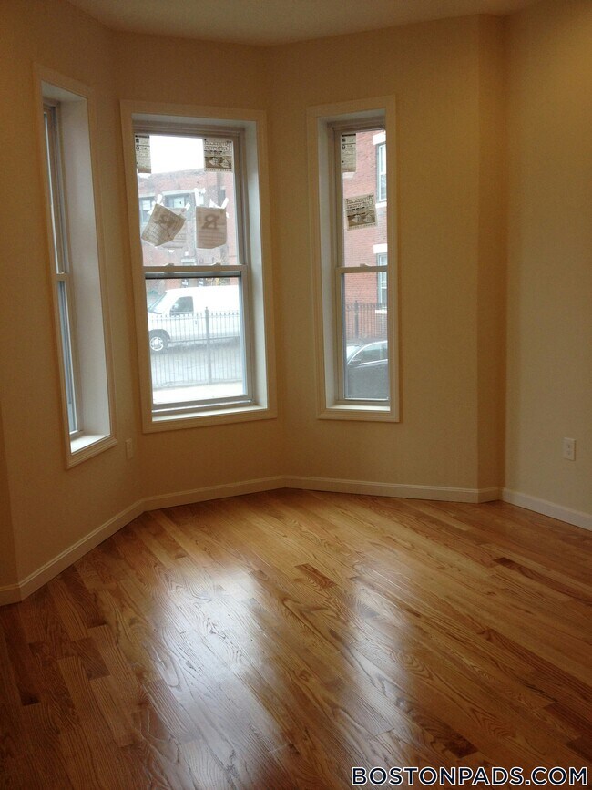 Building Photo - 10 Moreland St Rental