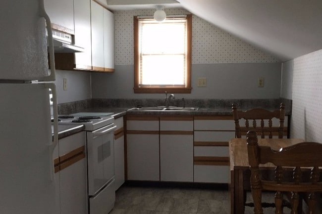 Kitchen - 303 Washington St Unit B