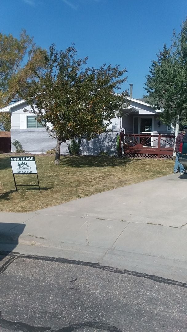 Building Photo - Cute 5 Bedroom 3 Bath Single Family Home