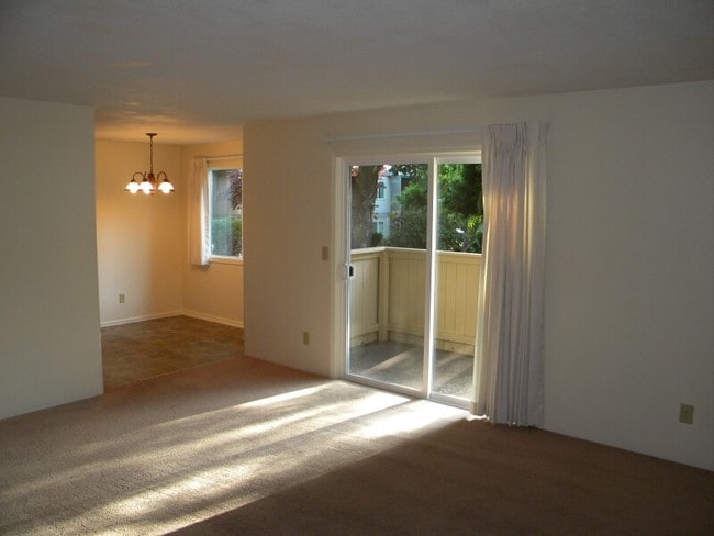 Photo - Royal Oaks Apartments