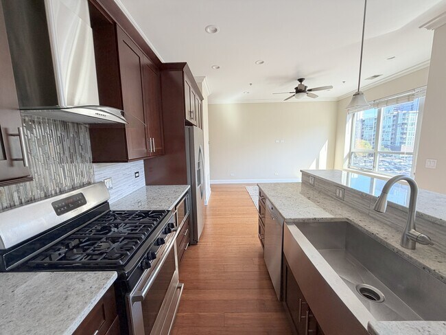 Photo - 1002 W Van Buren St Unit J-05