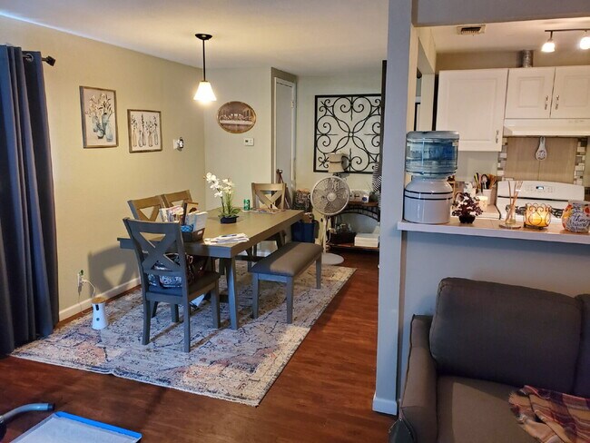 Photo - Cozy 1 Bed, 1 Bath Duplex A Block From Woodlawn Lake