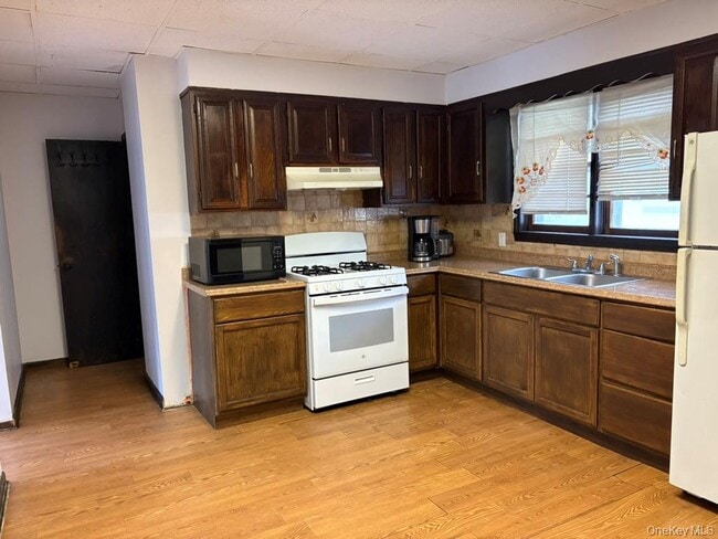 Building Photo - 40 Parker Ave Unit 1