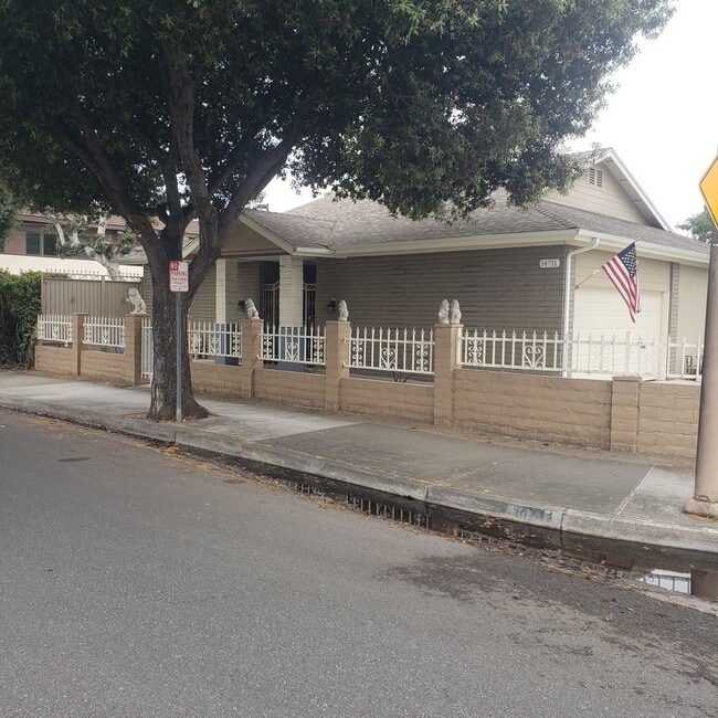 Building Photo - 14711 Yorba St Rental