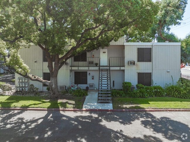 Building - Iron Horse Apartments