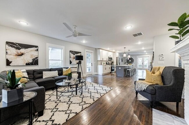 Photo - 728 Pearce St SW