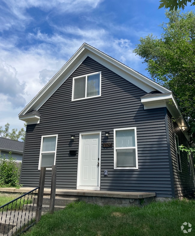 Building Photo - 1229 E Sorin St Rental