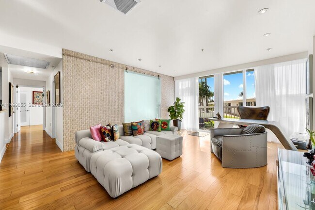 10275 Collins Ave Unit 102