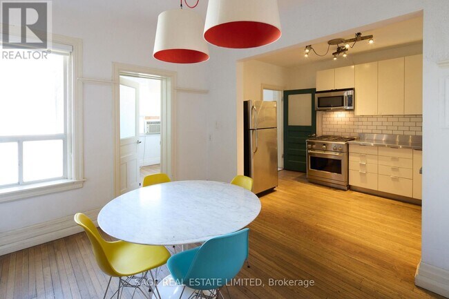 Photo - 1158 College St