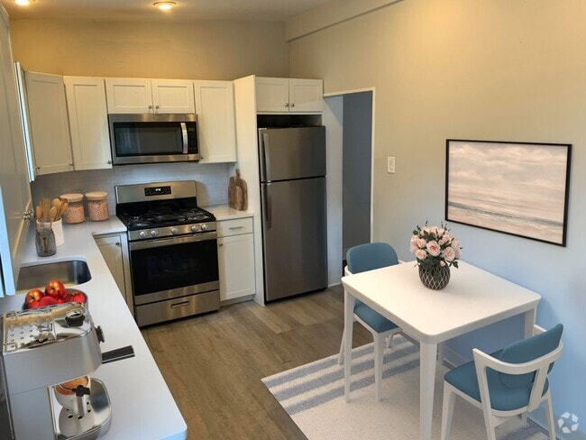 Building Photo - 4 Bedroom and 1.5 Bath House with In-Unit ...