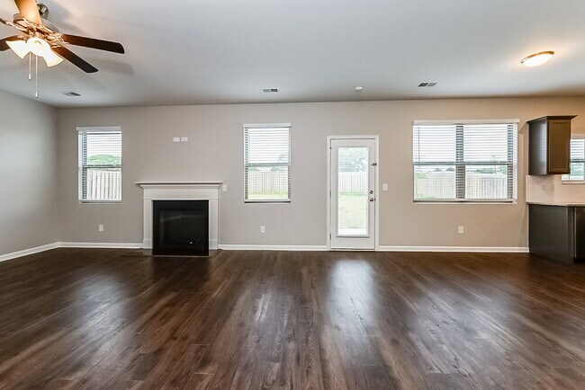 Photo - 517 Emporia Loop