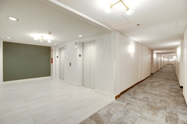 Pasillos recién renovados - Lenox Club