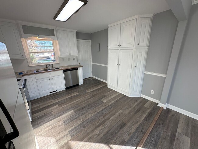 Photo - 103 W Hill St