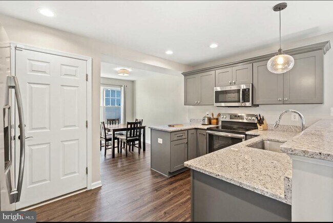 Photo - 144 Rollason Dr