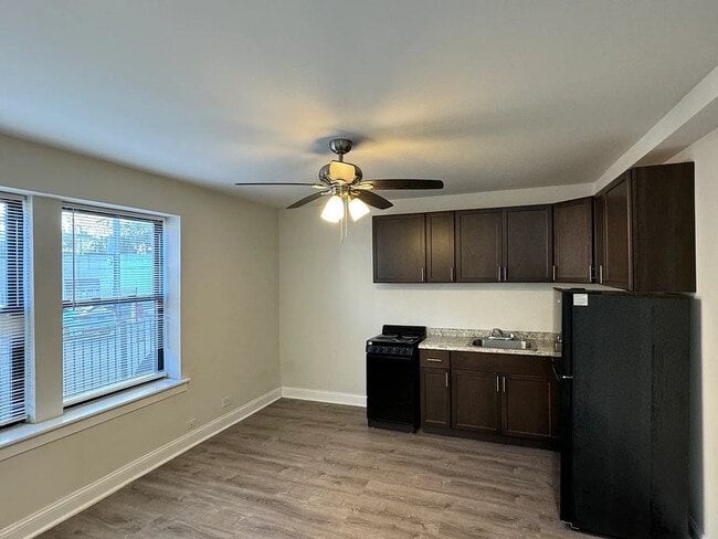 Building Photo - 3927 N Clarendon Ave Unit #105