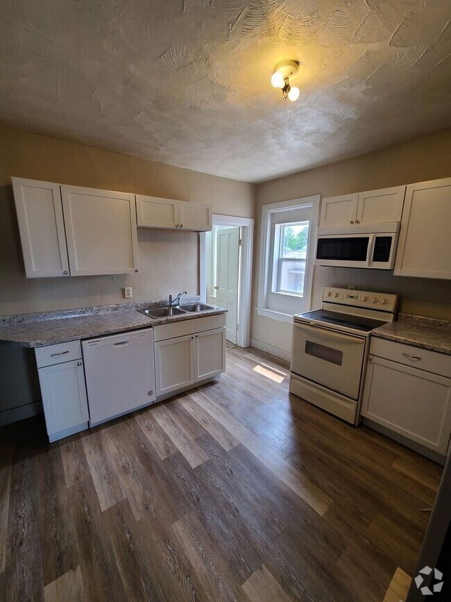 Building Photo - 100 N Lake Ave Unit Upper B Rental