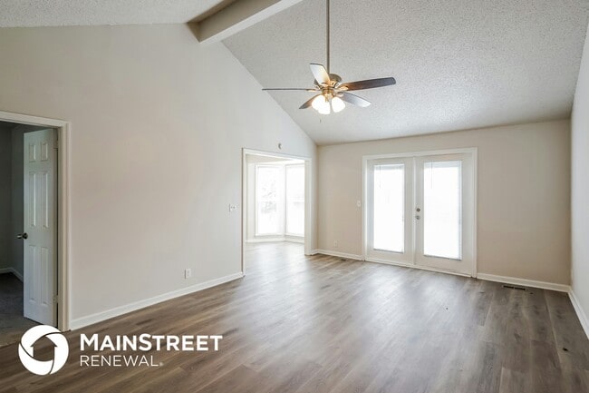 Photo - 533 Heritage Ln