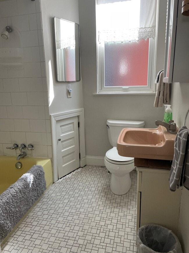 Photo - 106 S Fairmount St Unidad Furnished Studio Apt.