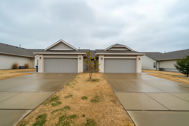 Building Photo - 8182/84 E 34th Ct S Unit 8182 E 34th Ct S