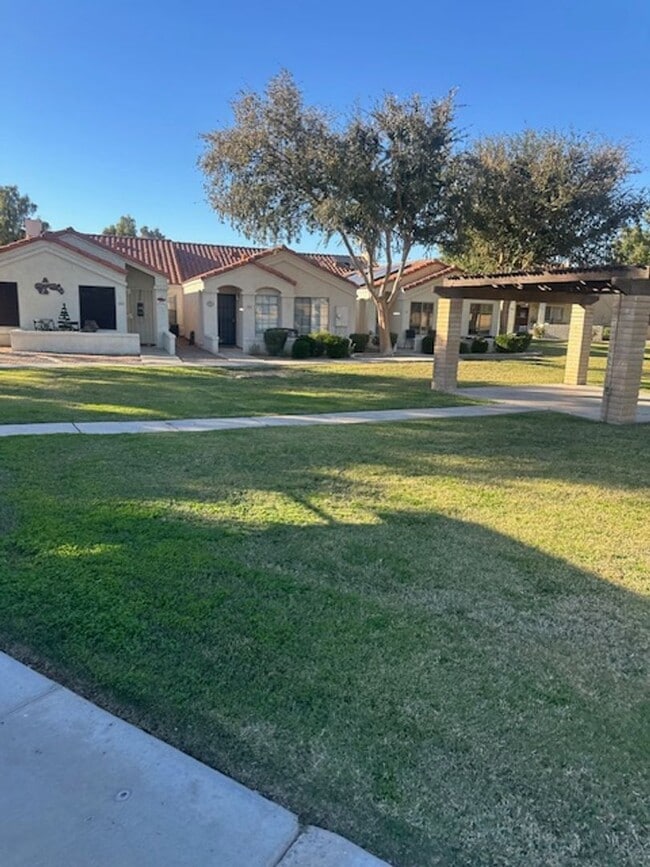 Photo - $2,000 For Rent A Lovely 3 Bed 2 Bath 1.673 Sq. Ft. Condo, all One Level Home in Chandler 85225! Unidad 95