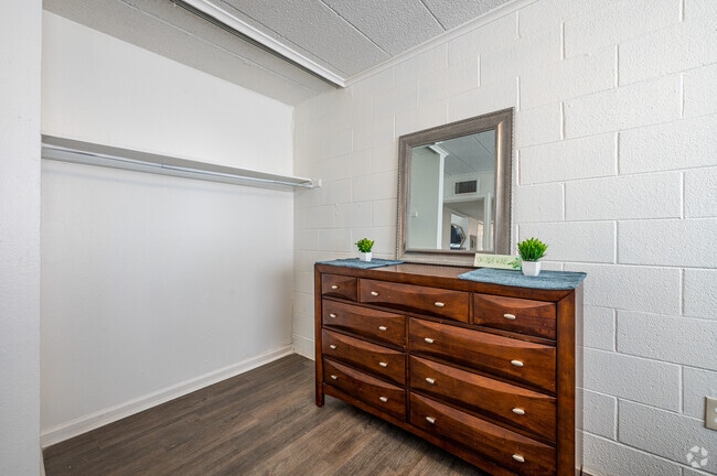 3BR, 1BA - 895SF