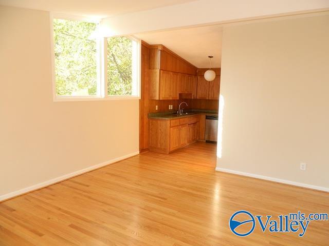 Photo - 920 Sommerset Rd SE