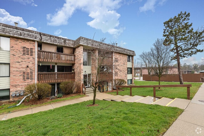 Building Photo - 1265 S Maple Rd Unit 305 Rental